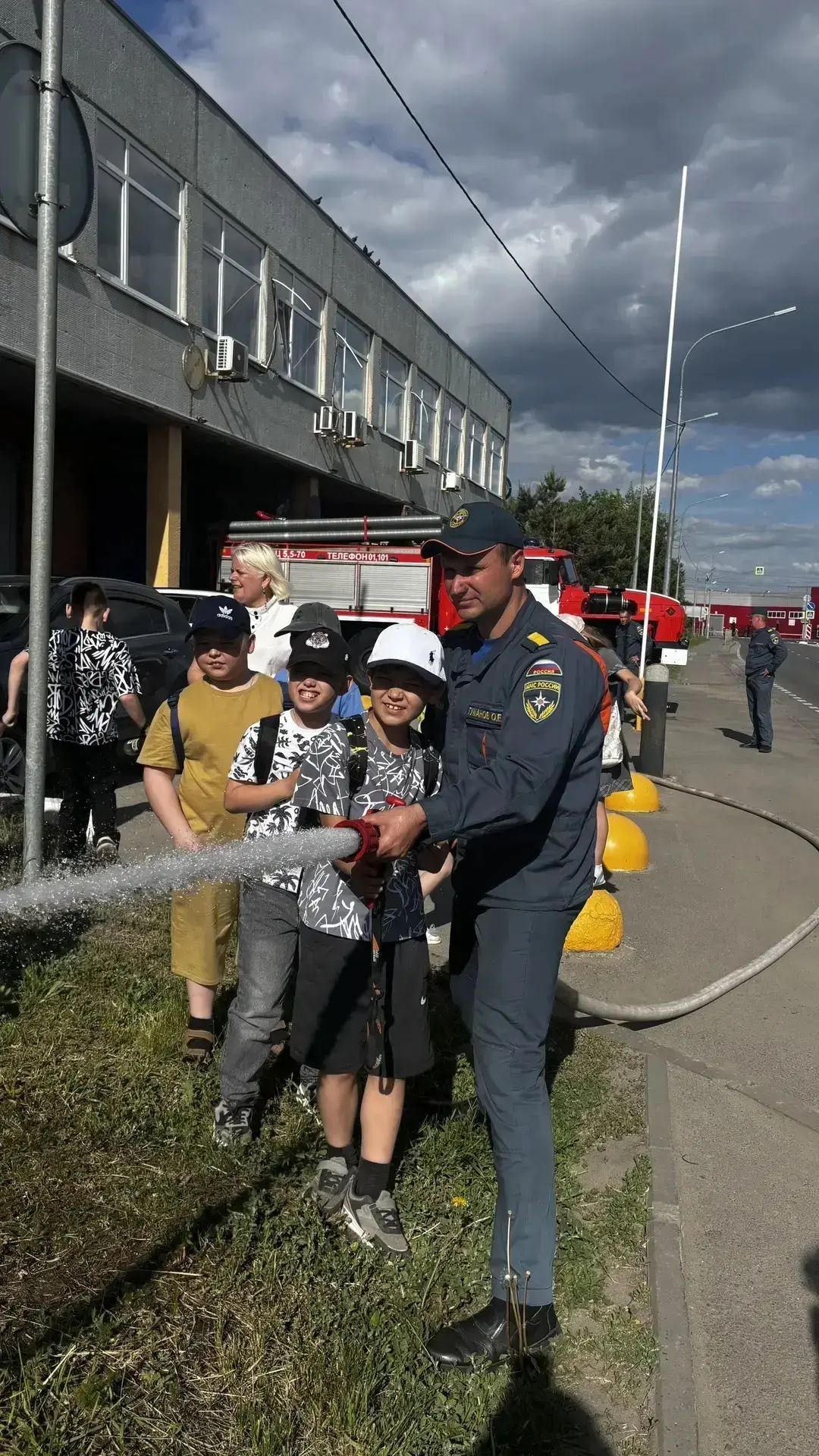 В рамках классного часа по технике  безопасности во 2 "А" классе прошла экскурсия в пожарную часть №