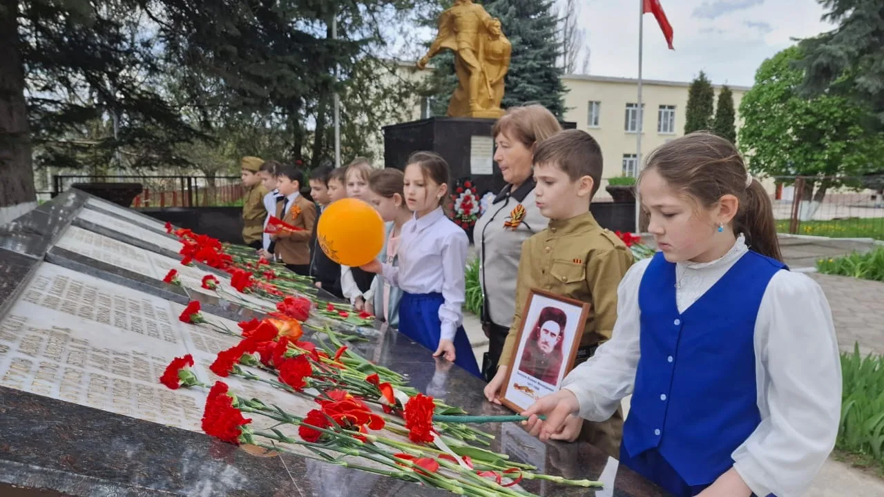 В преддверии праздника Дня Победы воспитанники объединения "Юный краевед" под руководст...