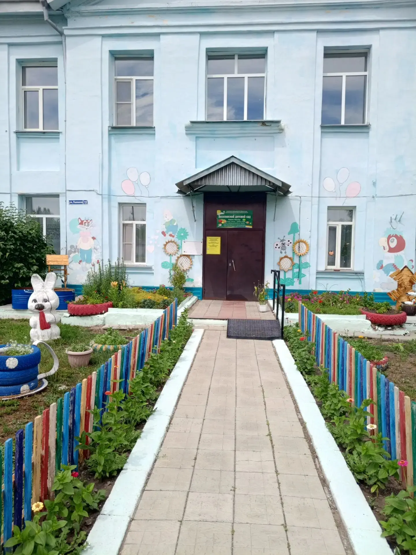 В нашем детском саду завершился ремонт цоколя на выделенные деньги от депутатов всех уровней партии 