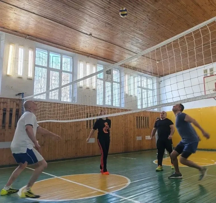 ВОЛЕЙБОЛ НА КАНИКУЛАХ🏐  🤾 Сегодня в нашей школе состоялся турнир по волейболу среди педагогов и роди
