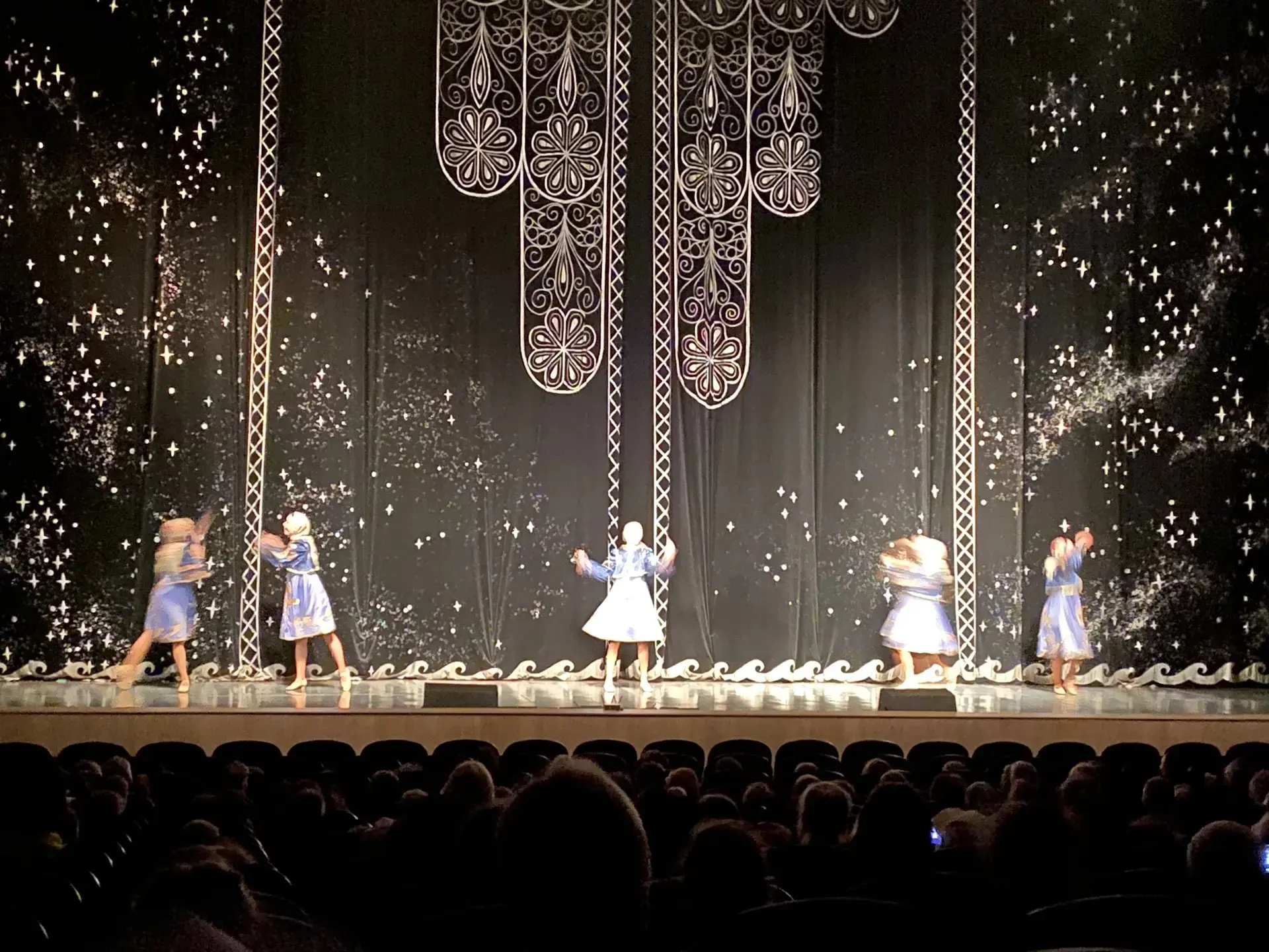 Сегодня наш пришкольный лагерь совершил настоящее путешествие в сказку! ✨

Мы  окунулись в мир чудес