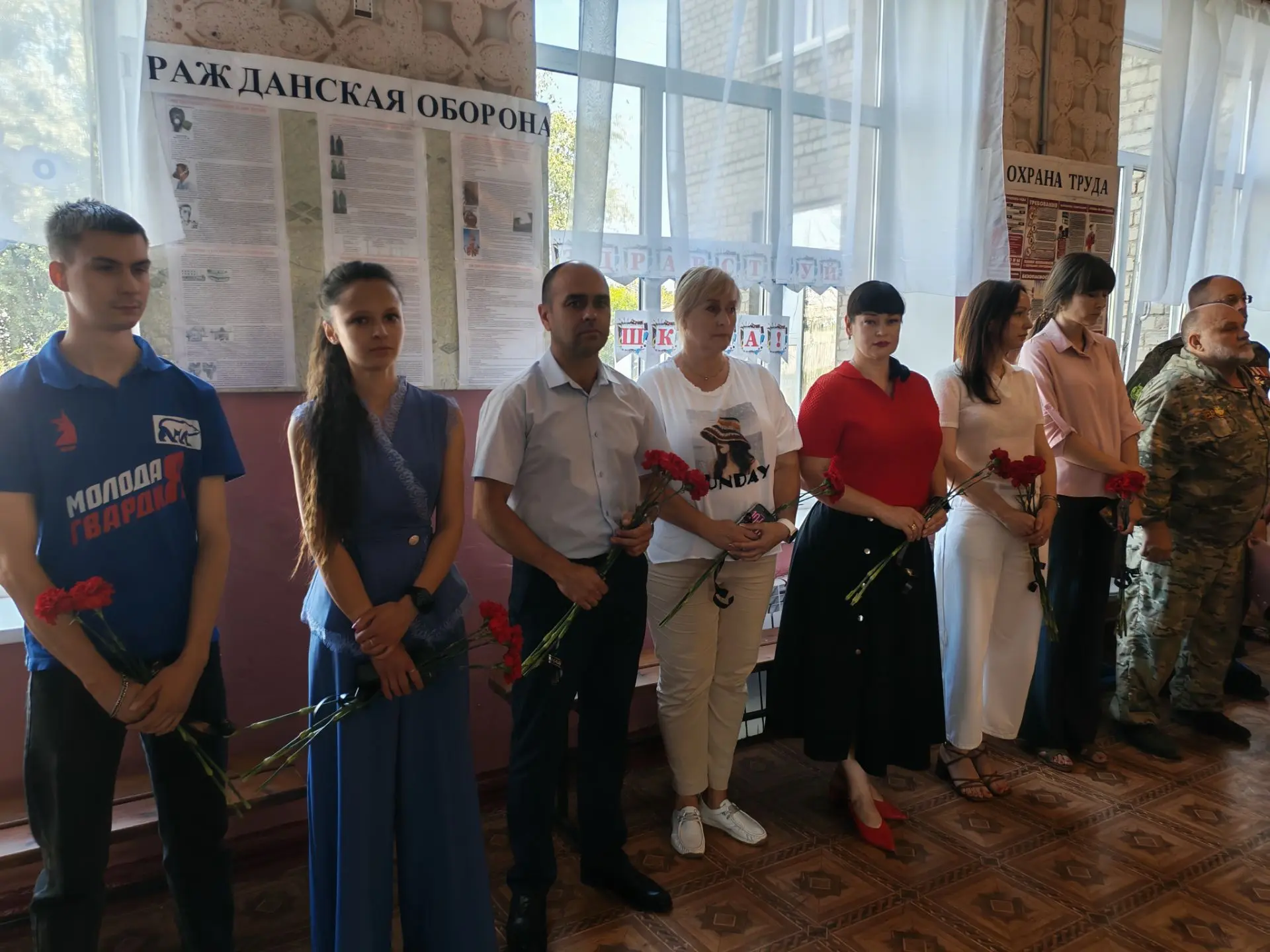 🎖️ Память о Герое СВО: В Торезе открыли Парту Героя в честь Дмитрия Токарева!