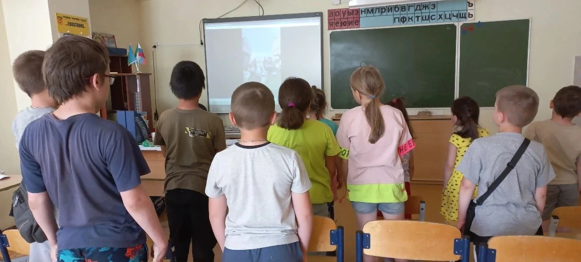 Затем участники мероприятия почтили память минутой молчания всех павших при выполнении боевых задач.
