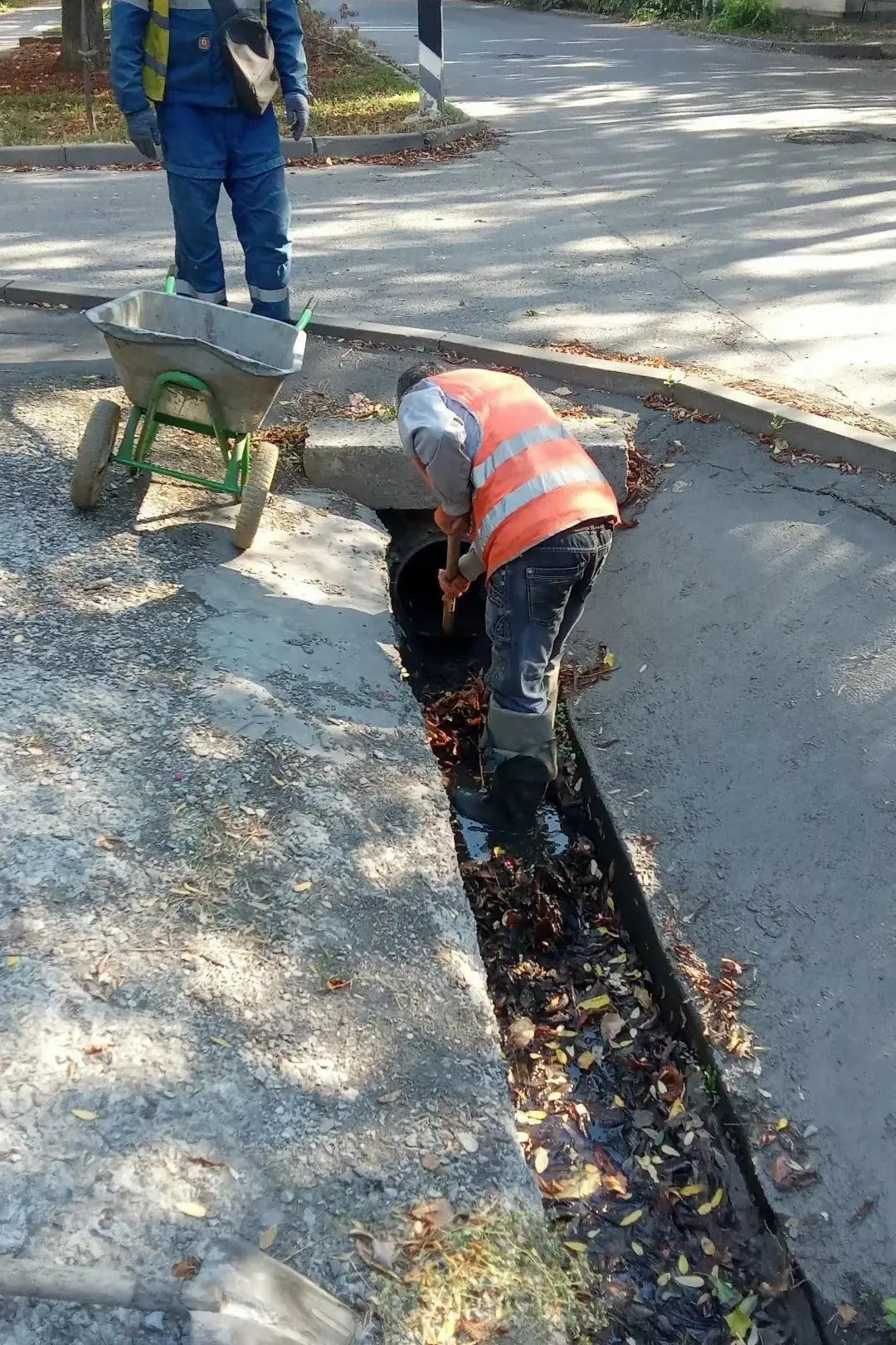 🧹🚰 Продолжаем работы по очистке ливневых систем открытого типа, сегодня в работе учас...