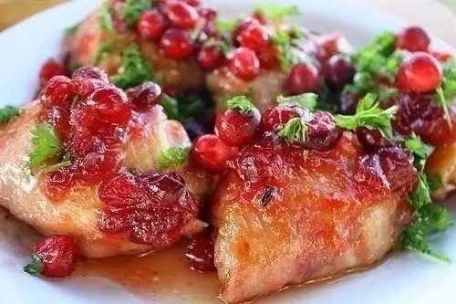 🍗 Пикантная курица под клюквенным соусом

Нежная курица с пряными травами в сочетании с кисло-сладк