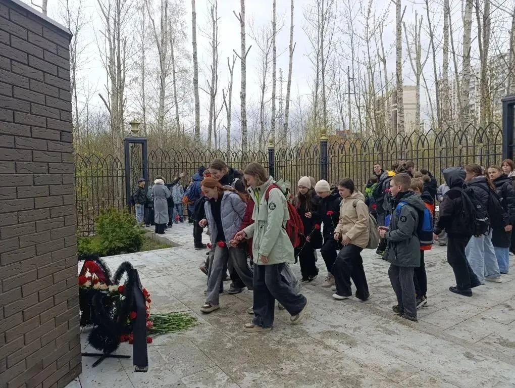 Красные гвоздики 🌹  🎖️В эти майские дни мы вновь обращаемся к памяти. Памяти о тех, кто прошел сквоз