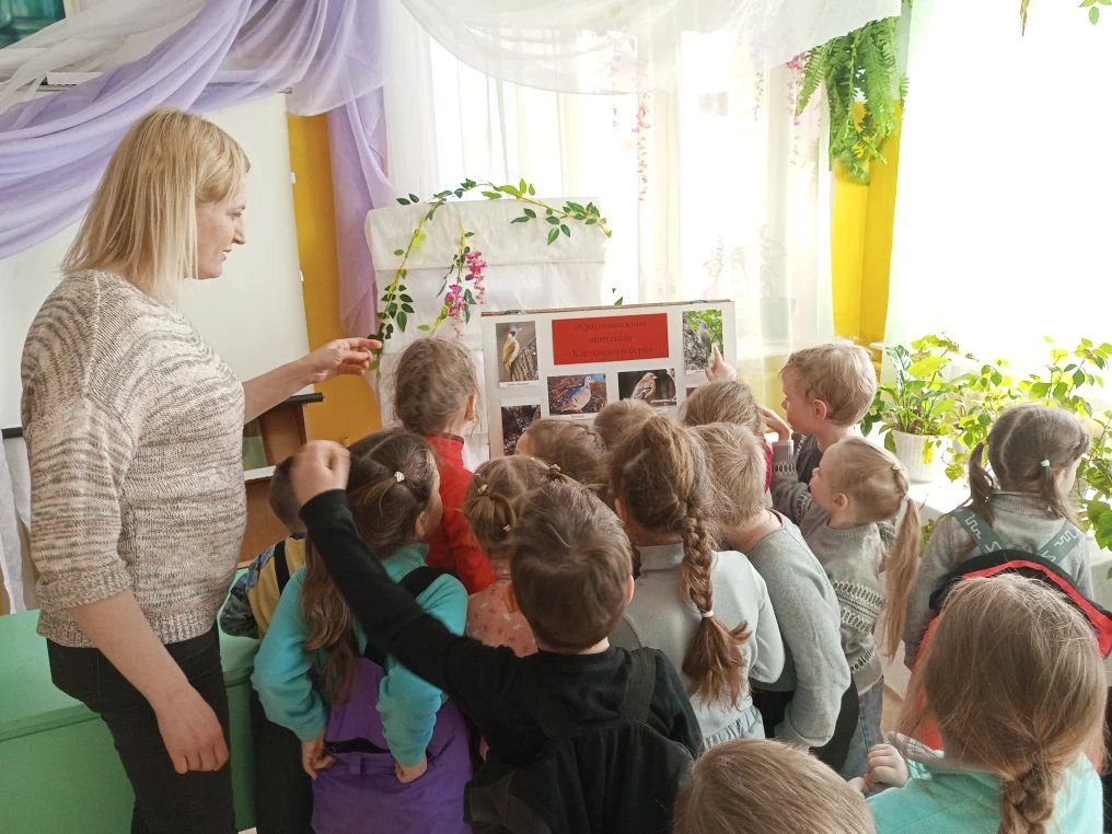 В библиотеке посёлка  Южный проходит замечательная фотовыставка-конкурс «Наша родина — ...