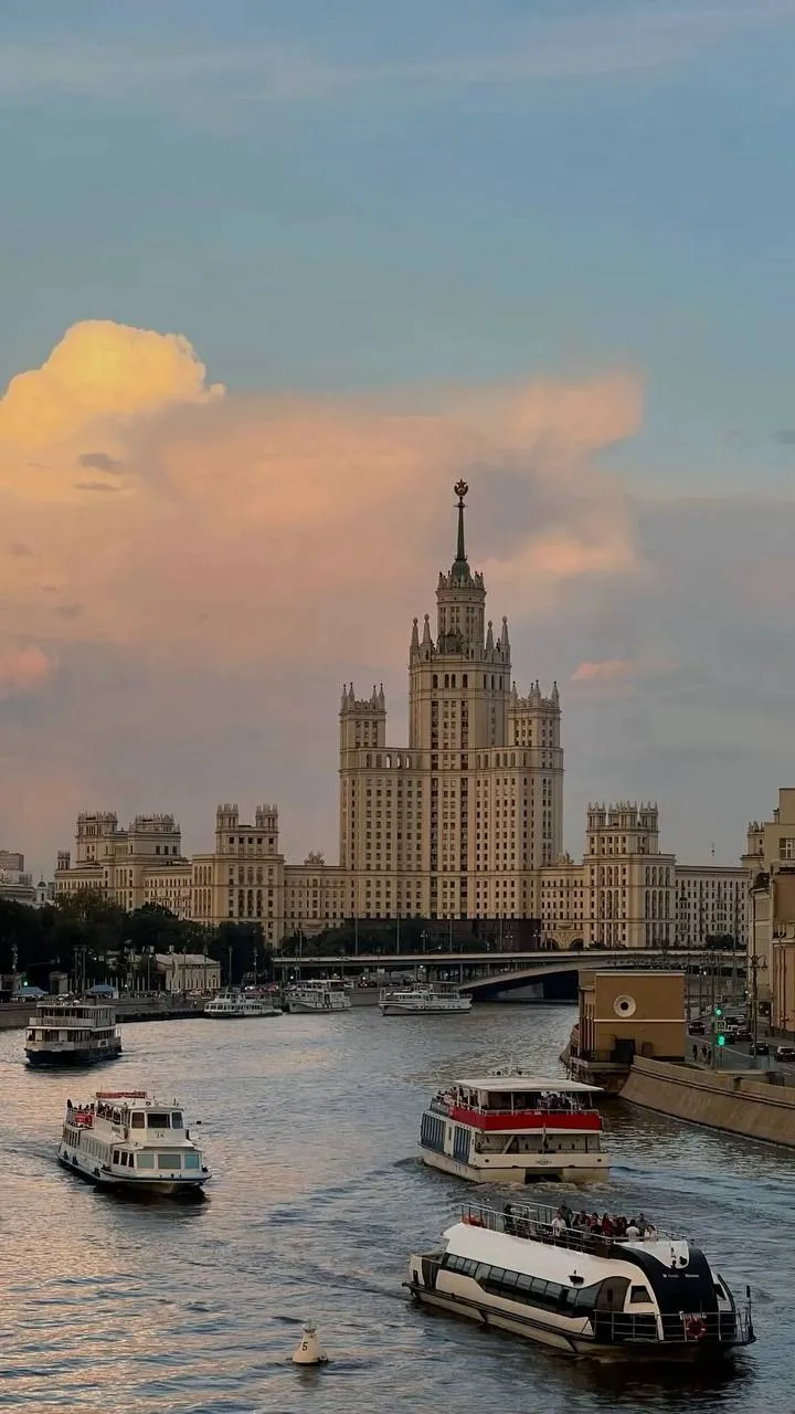 🌅Доброе утро, Москва

Каждое утро этот город просыпается по-своему. Кто-то спешит на работу, кто-то