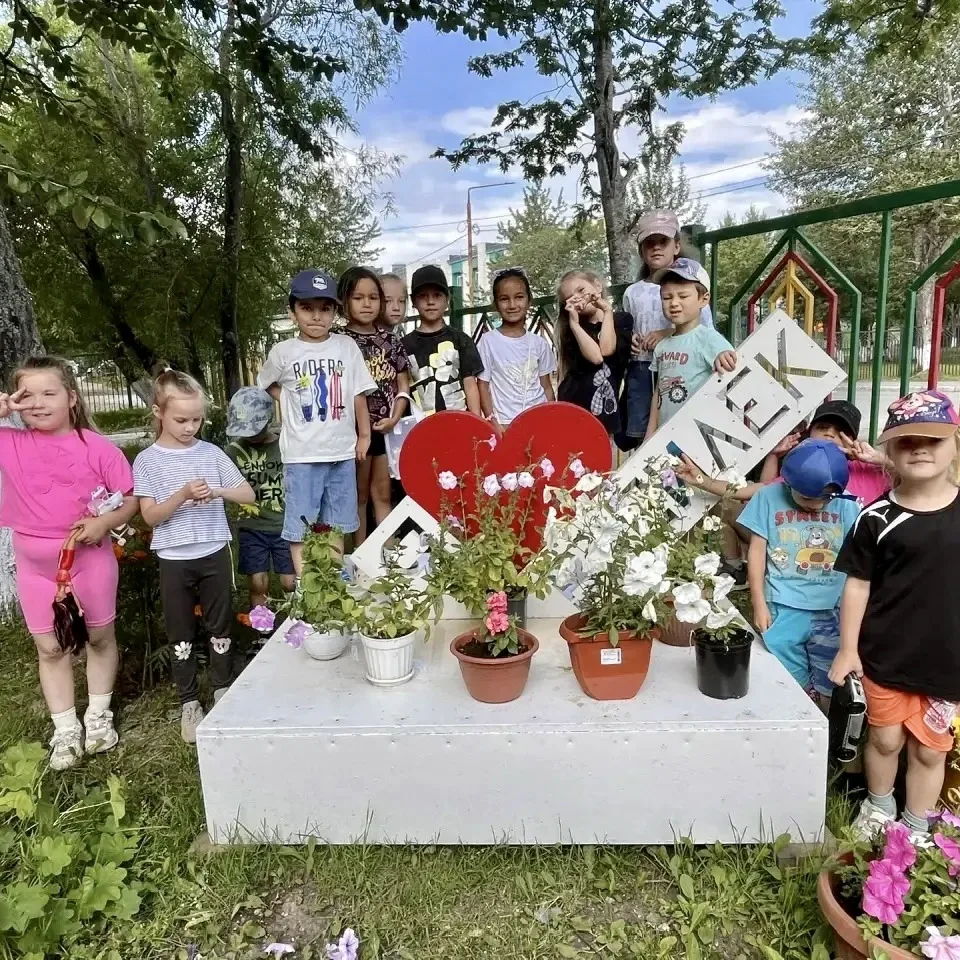 🌿 Наши воспитанники активно изучают природу и ухаживают за цветами на территории детск...