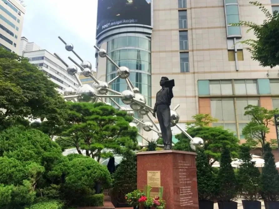А вы знали, что в самом центре Сеула есть место под названием Pushkin Plaza, посвященно...