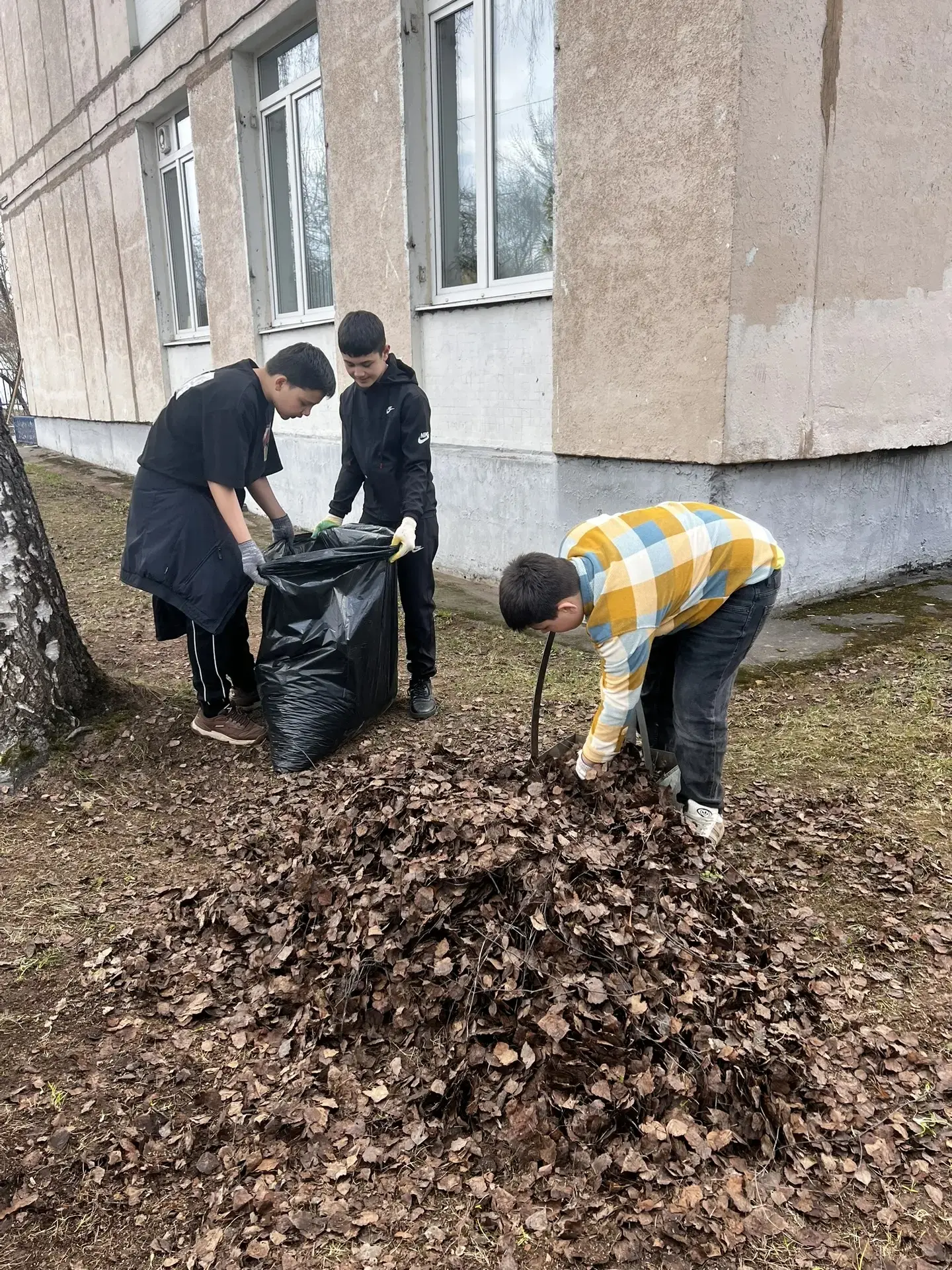 🌿В рамках Всероссийской акции «Зелёная весна» и в честь Всемирного дня Земли старшеклассники нашей ш