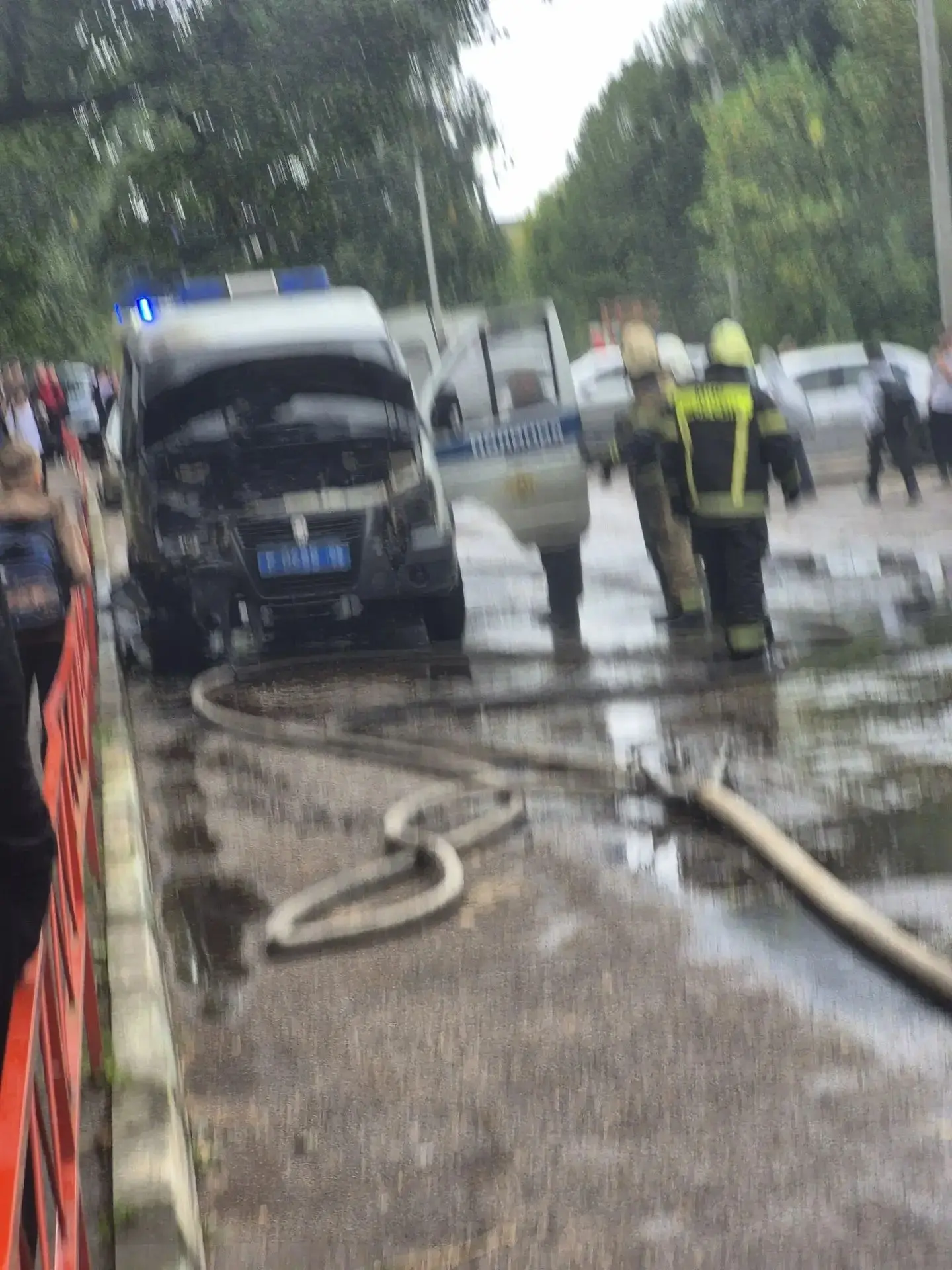 В соцсетях появилось видео поджога полицейской машины в соседнем Октябрьском 😱