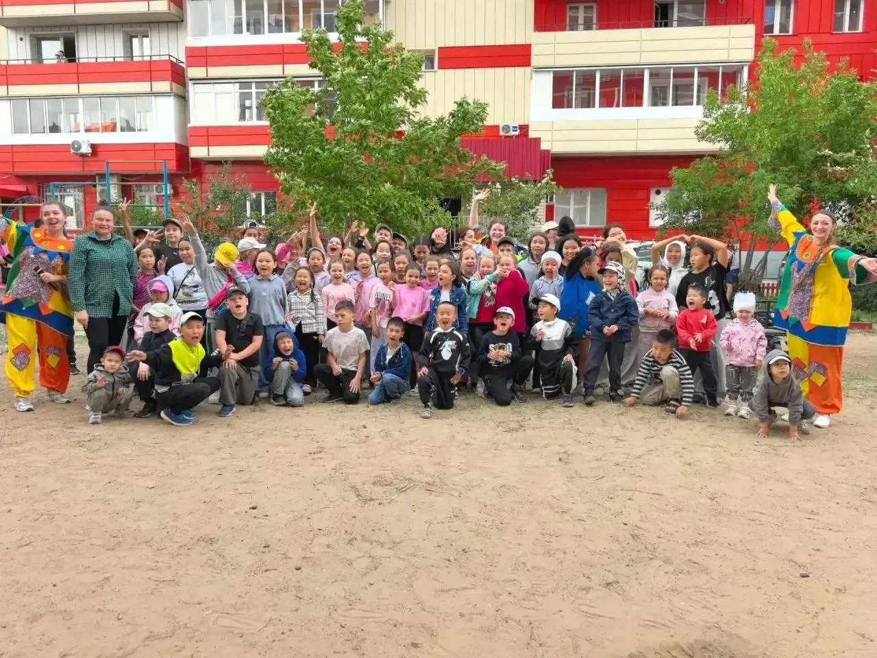 26 августа во дворе дома №90г по улице Ключевской прошёл яркий детский праздник! Ребята...