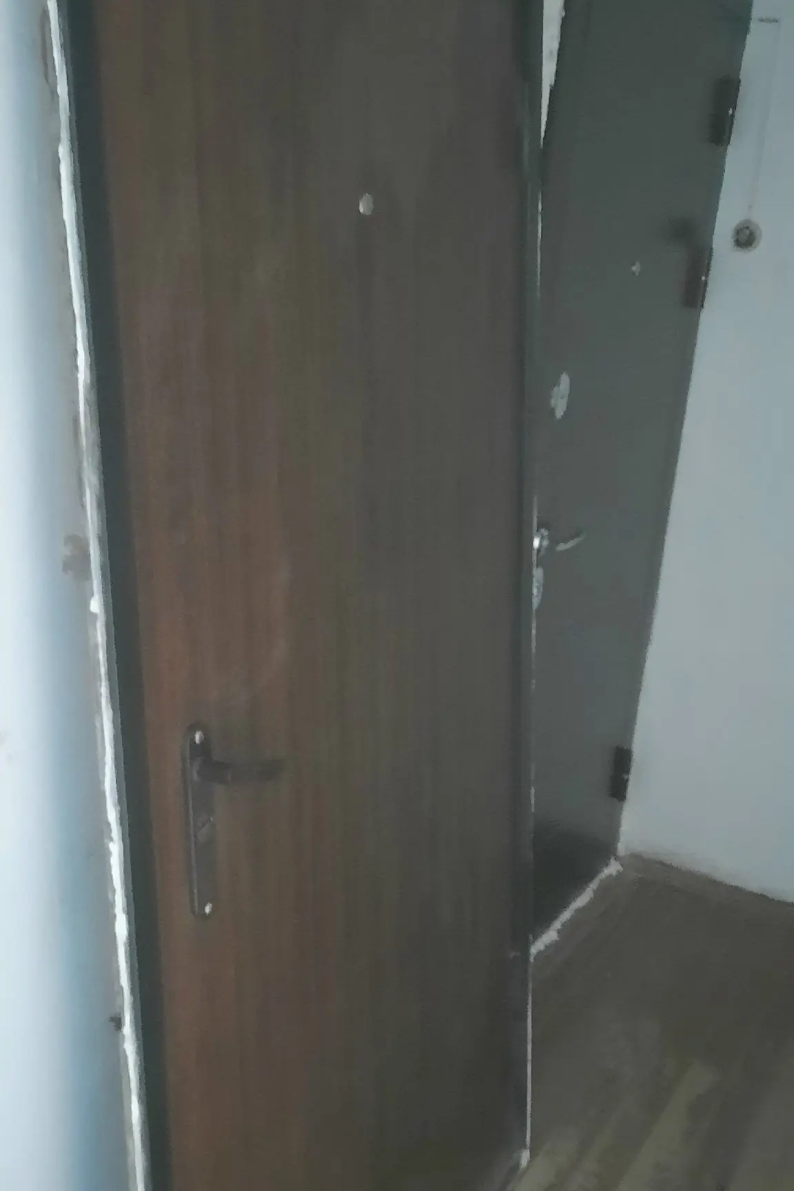 Дверь металлическая,б/у,в хорошем состоянии,тяжёлая, +3 ключа.
