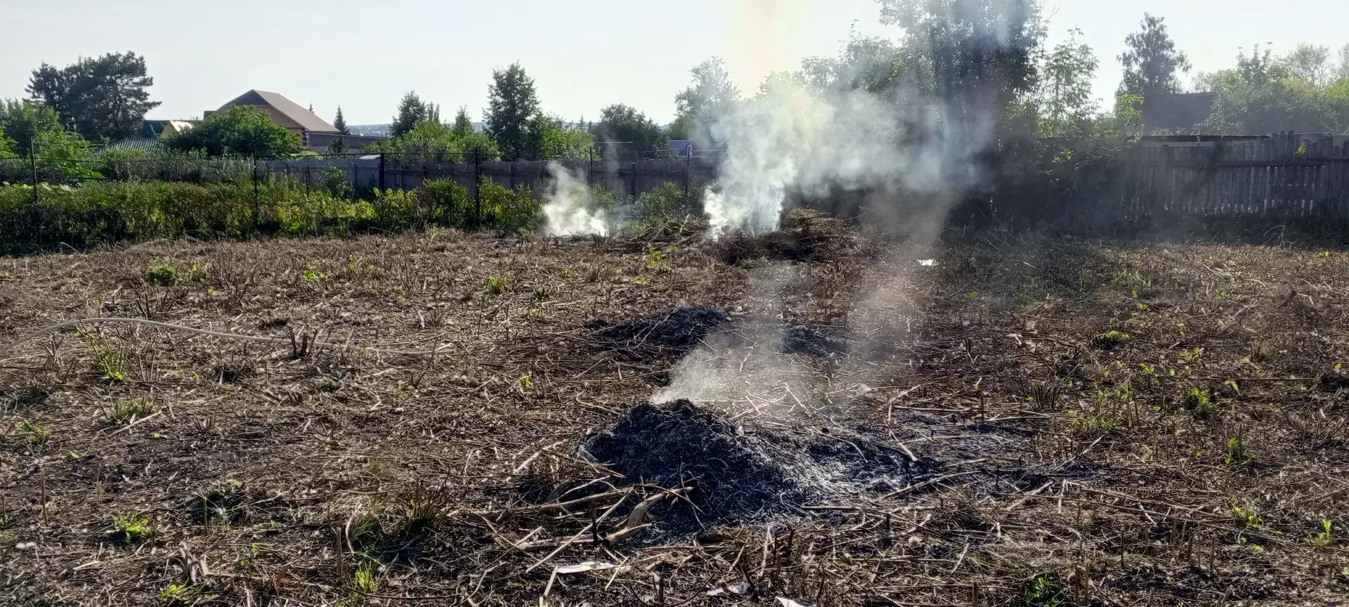 А ЛЮДИ ВСЕ ПРОДОЛЖАЮТ ПРЕНЕБРЕГАТЬ ПРАВИЛАМИ ПОЖАРНОЙ БЕЗОПАСНОСТИ 😕