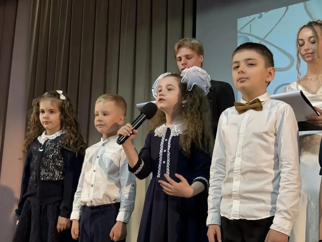 🔔 Последний звонок в МОБУ «СОШ «Янинский ЦО»  Сегодня в нашей школе царила особенная атмосфера: волн