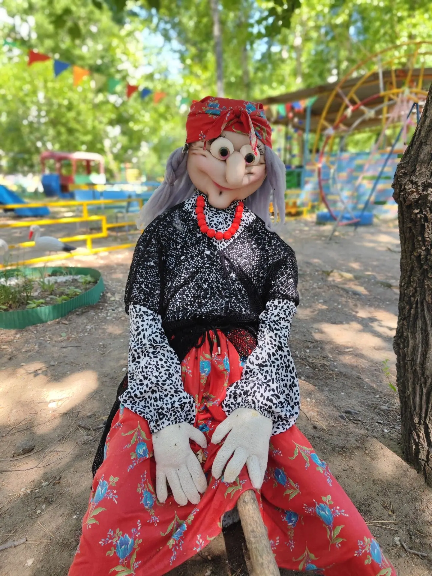 ✨ Чудеса на нашей площадке! ✨

На  участке 10 группы поселилась настоящая лесная волшебница — Баба Я