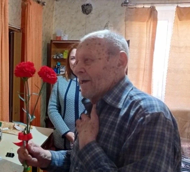 Выездная выплата ежегодной помощи ко Дню Победы инвалиду ВОВ.  Сотрудниками филиала № 8 ГКУ ЛНР «РЦС