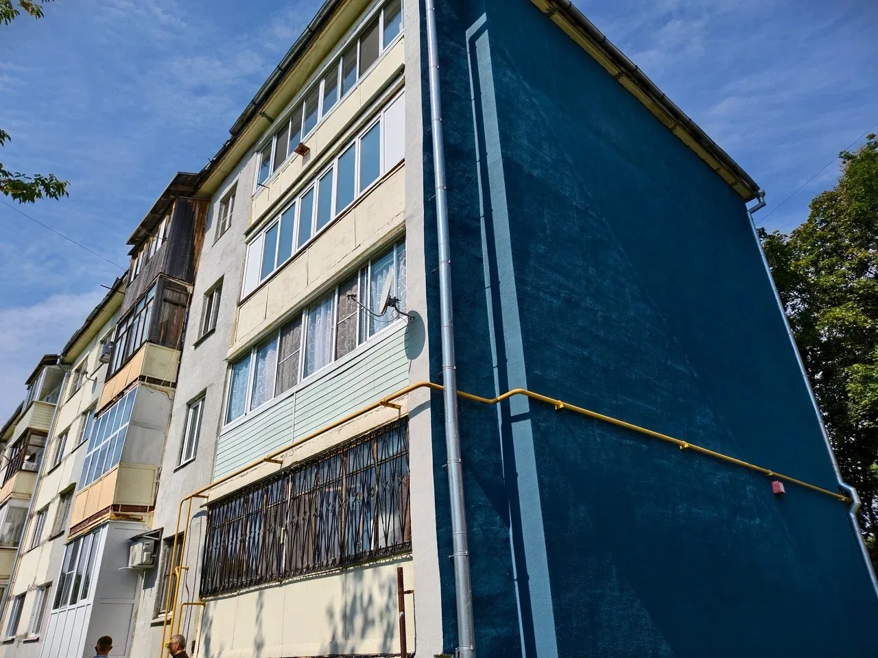 В многоквартирном доме №38 поселка Щапово приступили к покраске фасада