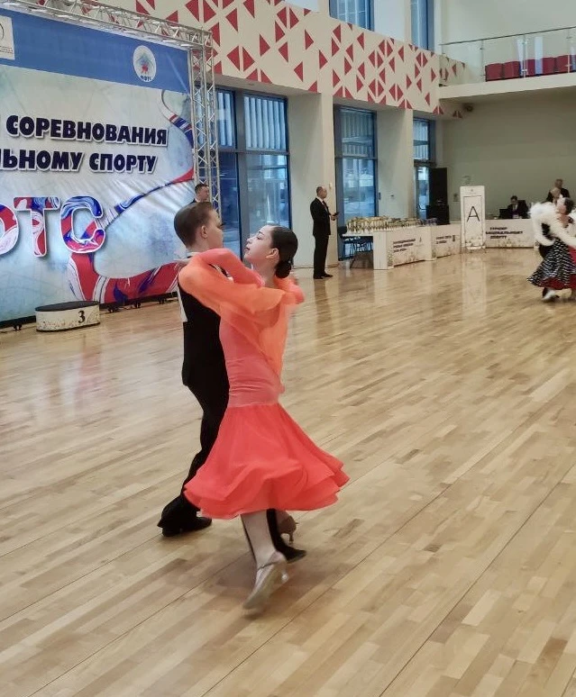 Танцевальные победы 💃  🤩 Наша танцевальная пара Петя, ученик 5 класса «В», и Варя, ученица 6 класса 