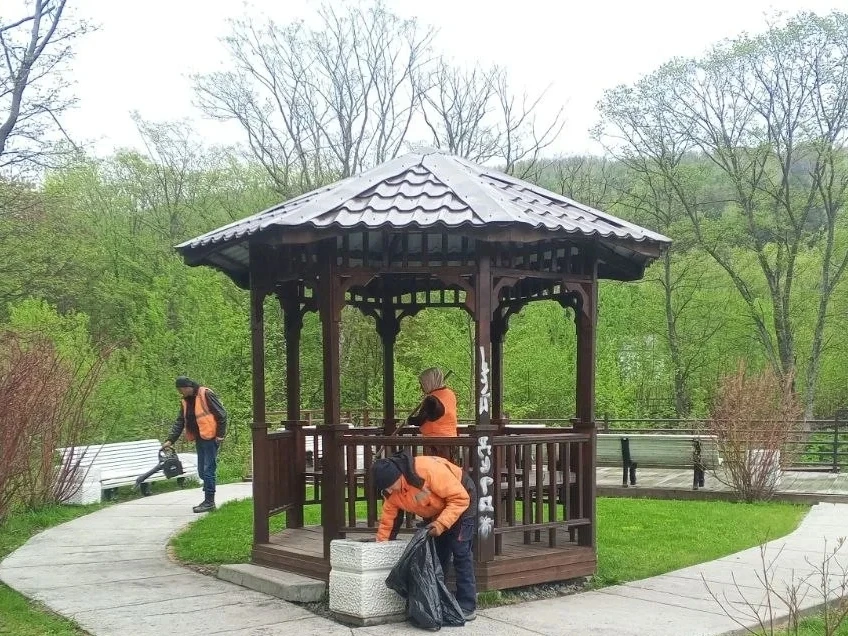 🌷 Южный готовится к лету    Коммунальные службы продолжают приводить в порядок скверы и общественные