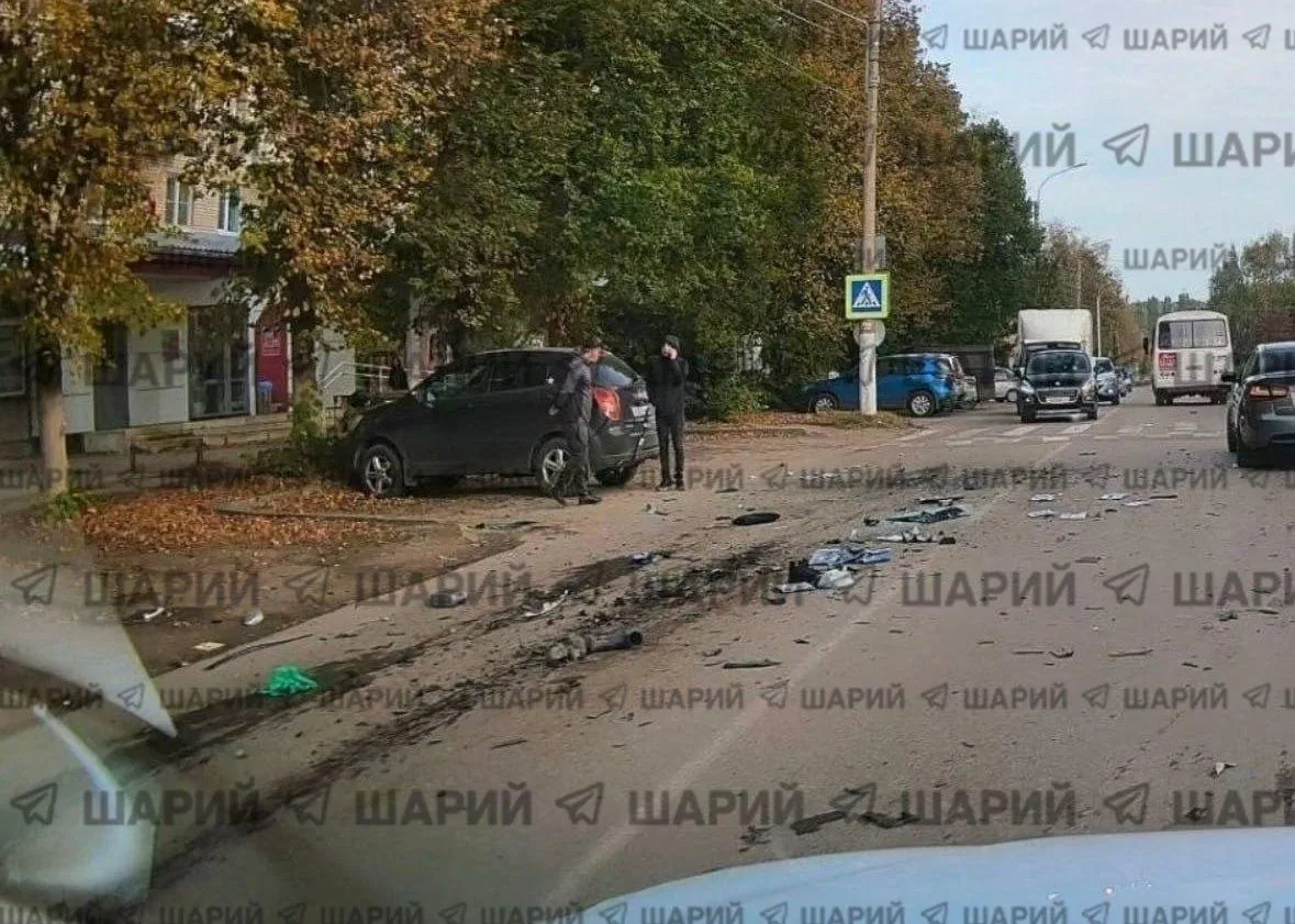 Кадры с места взрыва автомобиля с военнослужащим внутри в Новомосковске Тульской области.