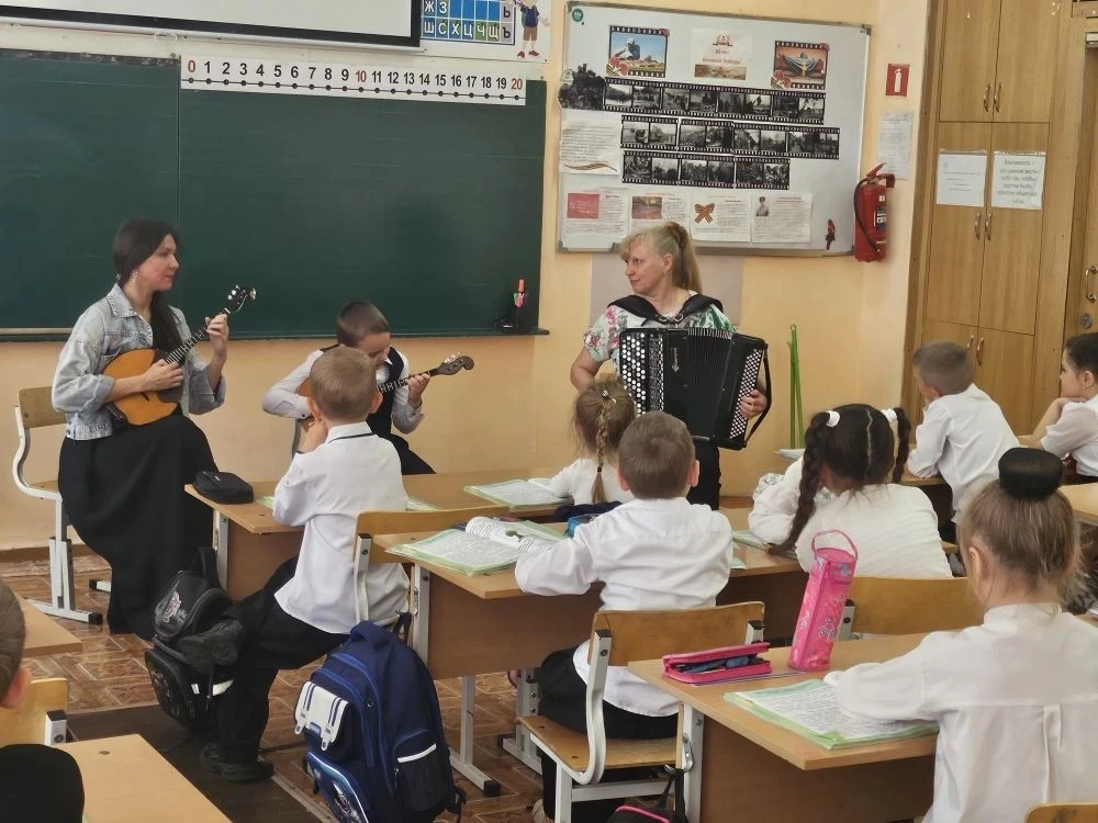 📢18 мая,   в нашем центре преподаватели Детской школы искусств провели  агитационный концерт для реб