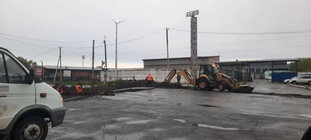 💡Новую линию освещения монтируют на улице Гагарина в Абакане, подрядчик приступил к установке опор и