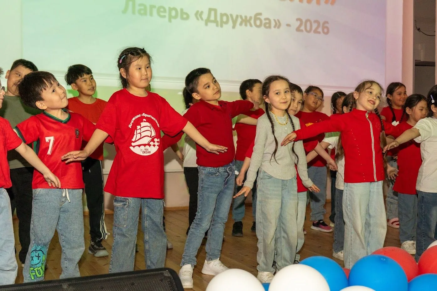 ☀Лагерь «Дружба»
Тема 3 дня «Знакомьтесь, это мы!»
В актовом зале состоялось долгожданное творческое