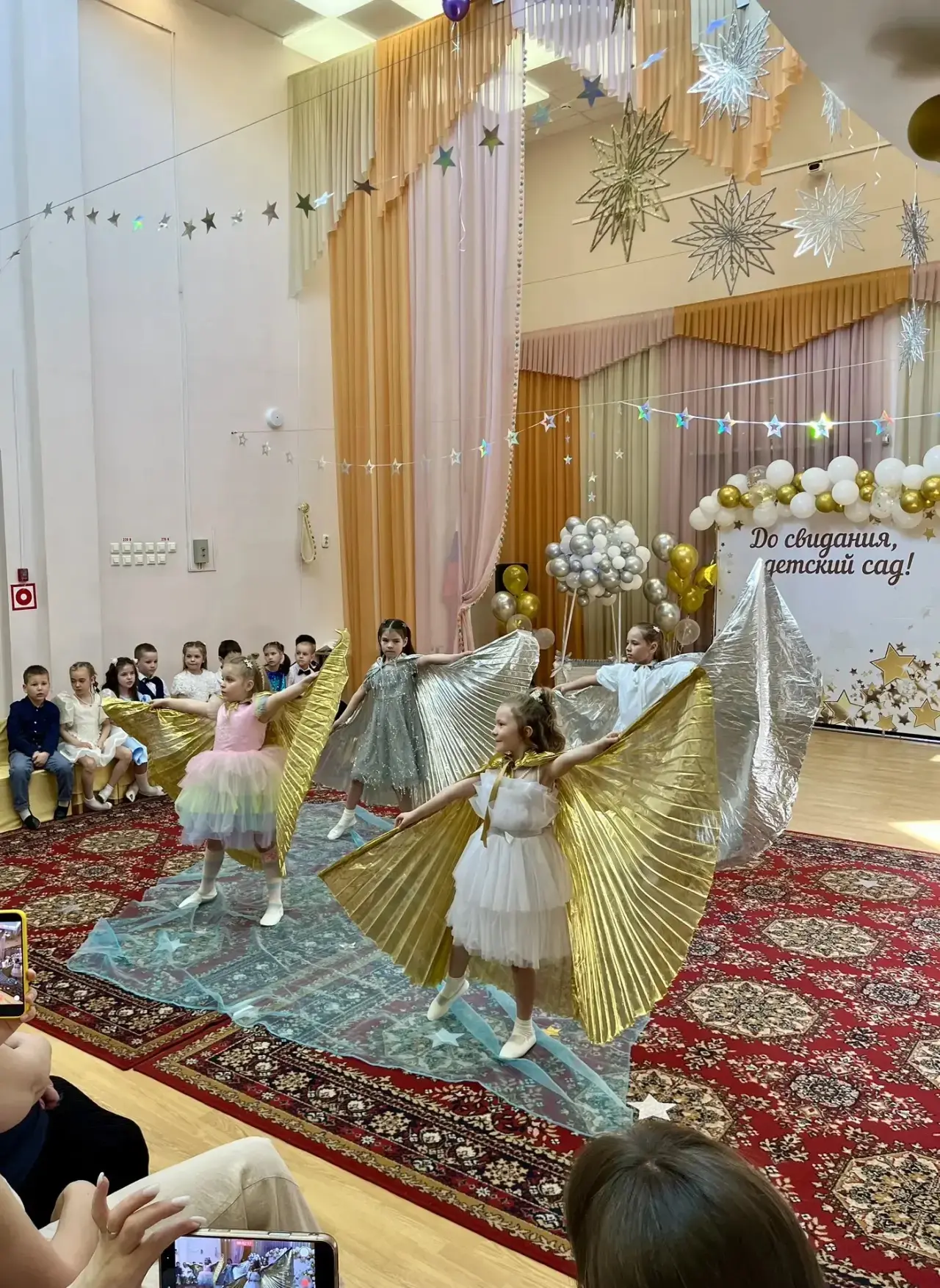 🎊 В дошкольных корпусах проходят самые трогательные и запоминающиеся праздники — выпускные у воспита