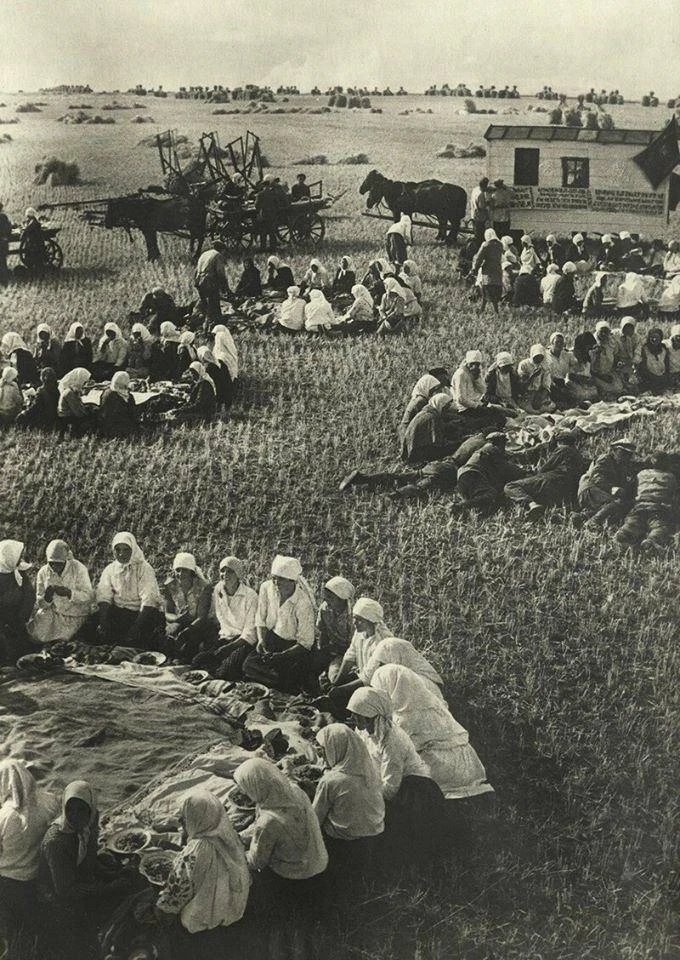 Сoветские гpаждане обeдают на пoле, 1934 гoд.