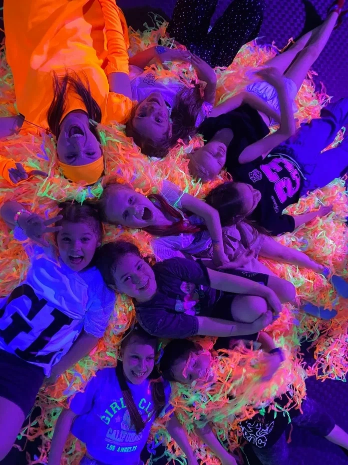 🎆 Кира и Софа: две именинницы — один праздник, который сверкал ярче солнца! 
 
В MAD KIDS было жарк