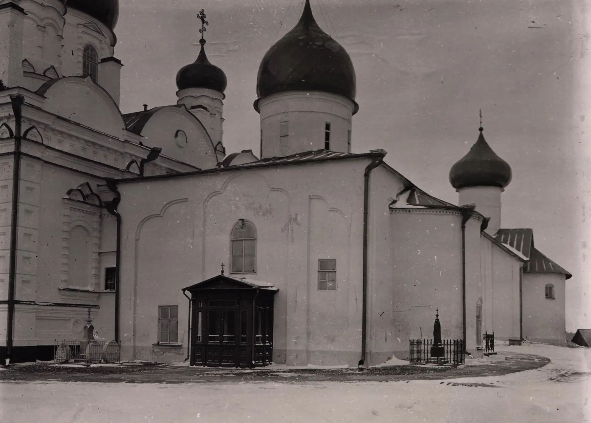 Довоенные фото Ц. Покрова Зверина Покровского монастыря (1911 г.).