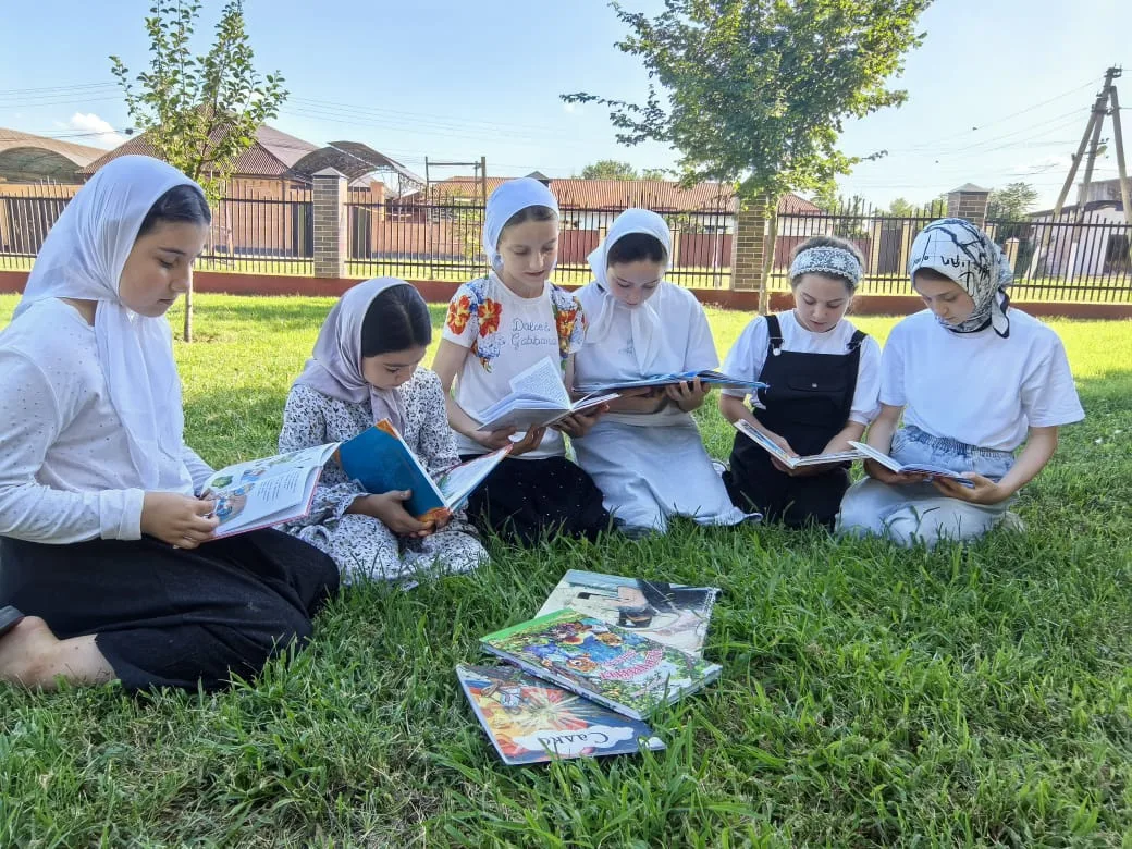 29 июля в Новотерской библиотеке был проведен час чтения: "С книгой на природе!". Летние каникулы - 