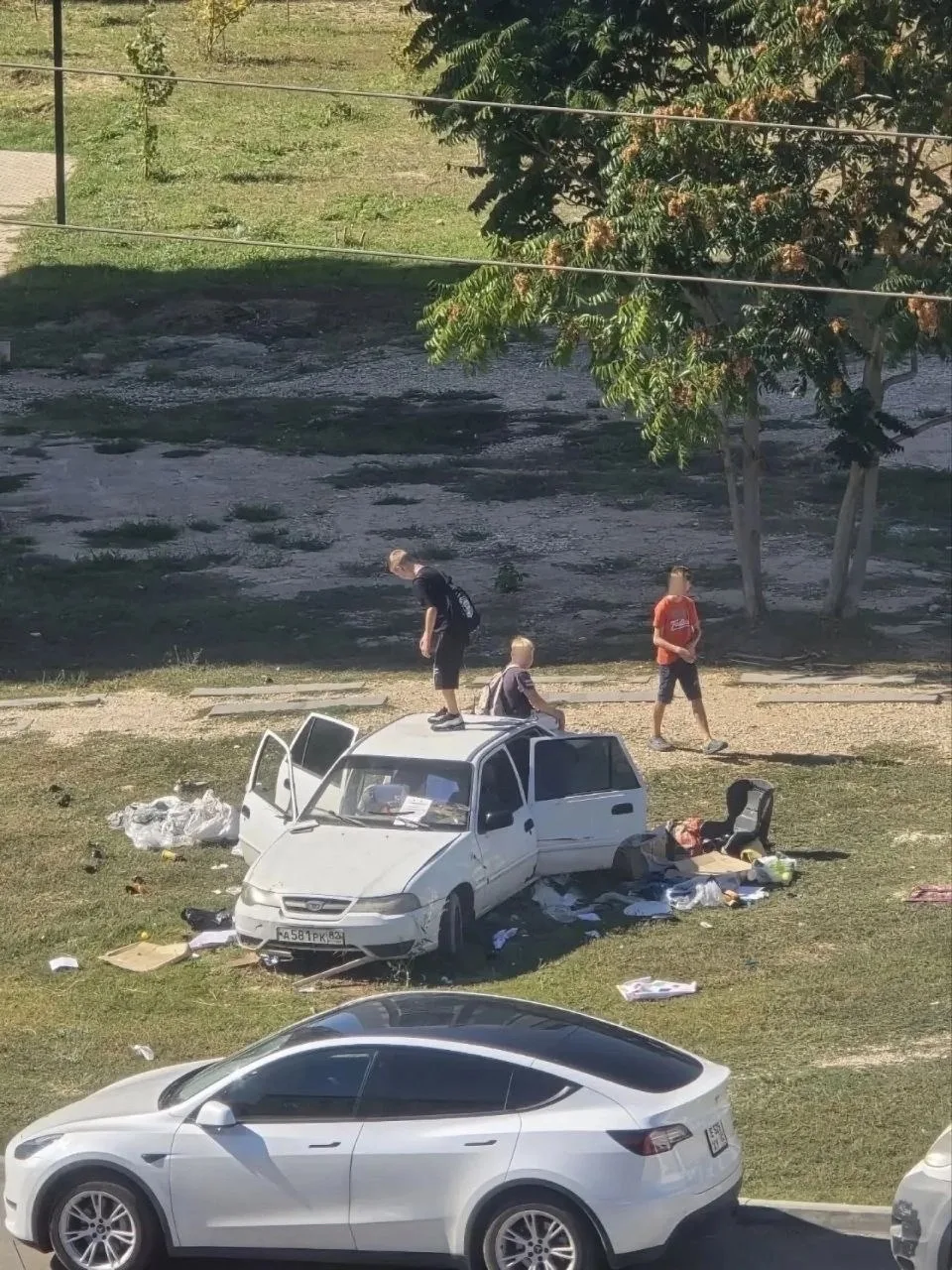 В Симферополе, группа малолеток среди белого дня выломали дверь в чужой машине, залезли...