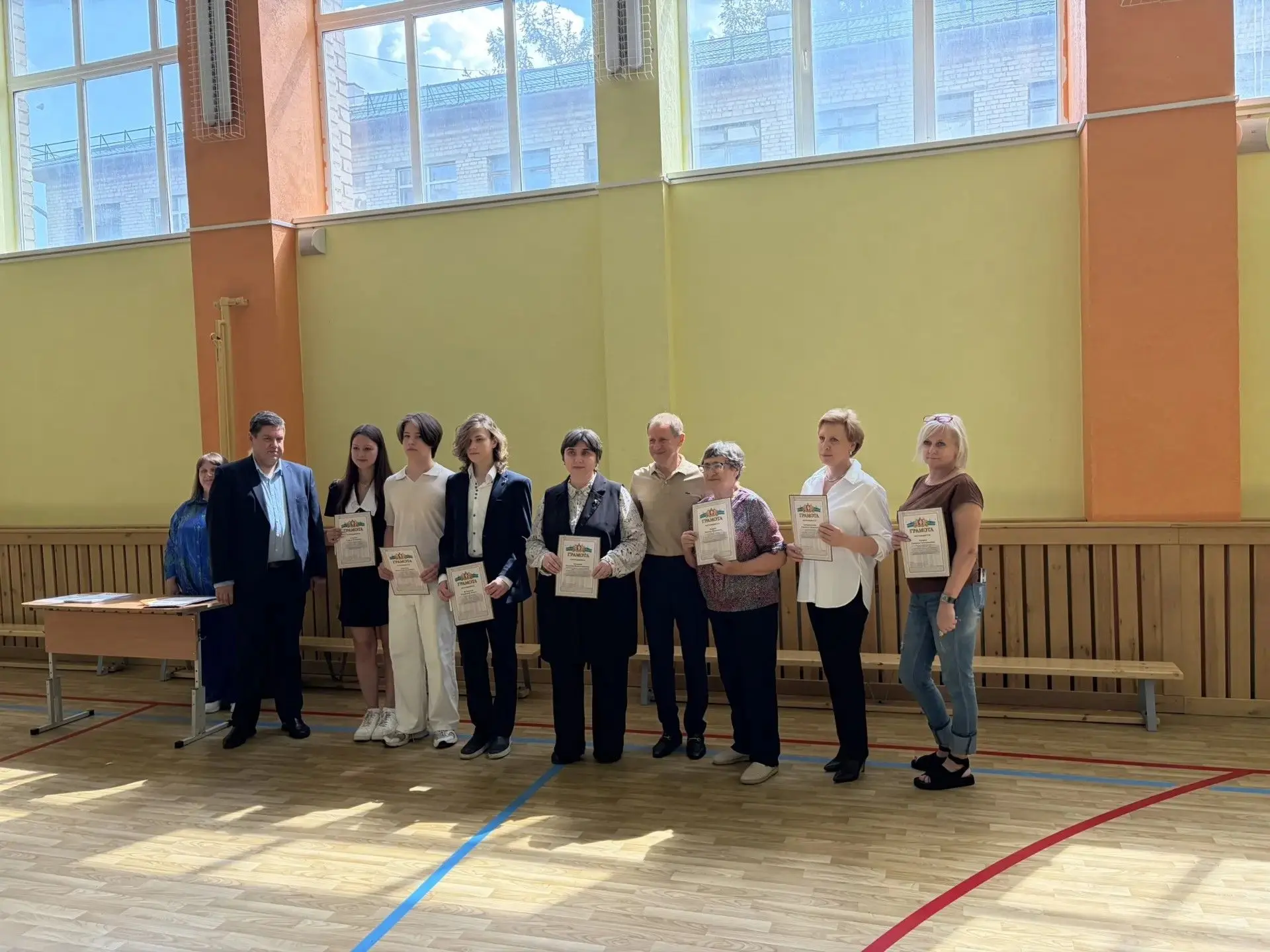 🎉 В нашей школе прошла торжественная линейка, посвященная концу учебного года!
Поздравить обучающих