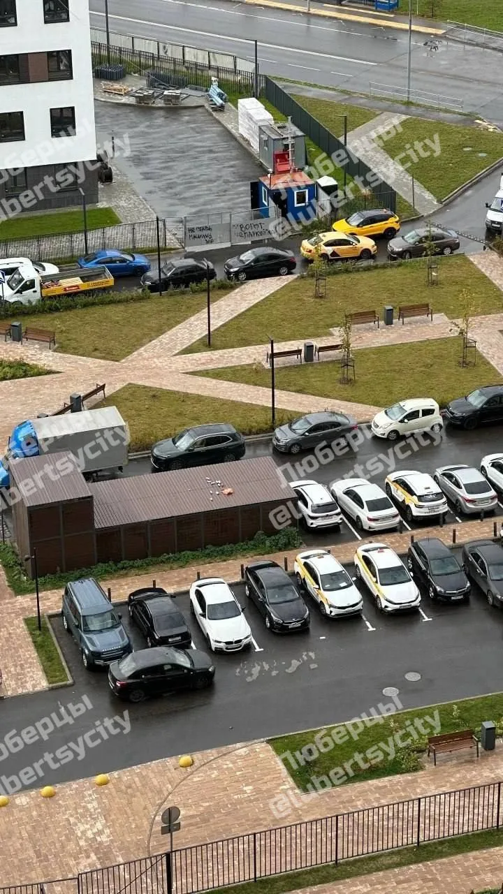 🎯 Мусорный «гол»: пакет прилетел на крышу