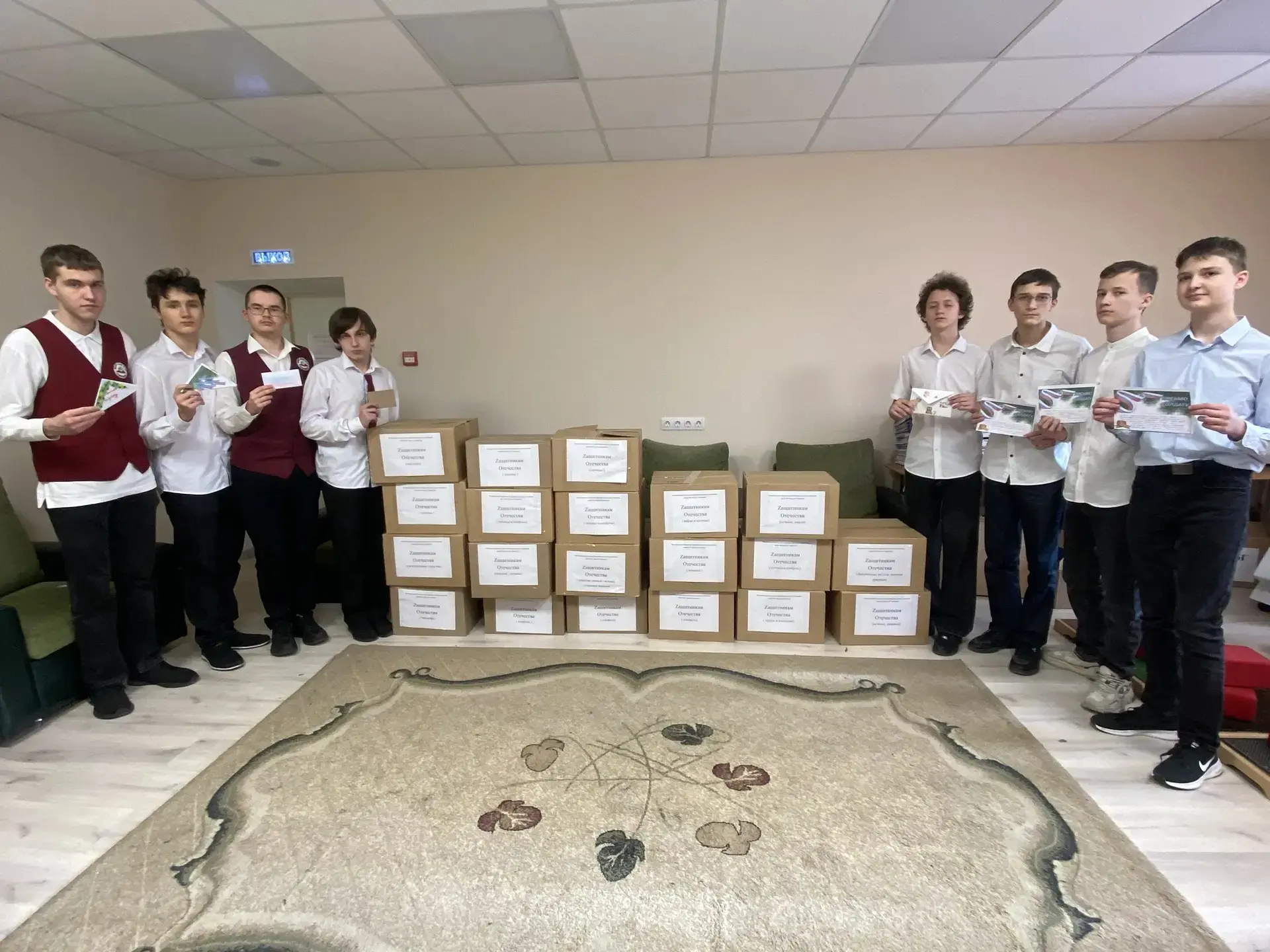 Перед Новогодними праздниками в лицее провели акцию «Новогодняя посылка солдату». Учащиеся, родители