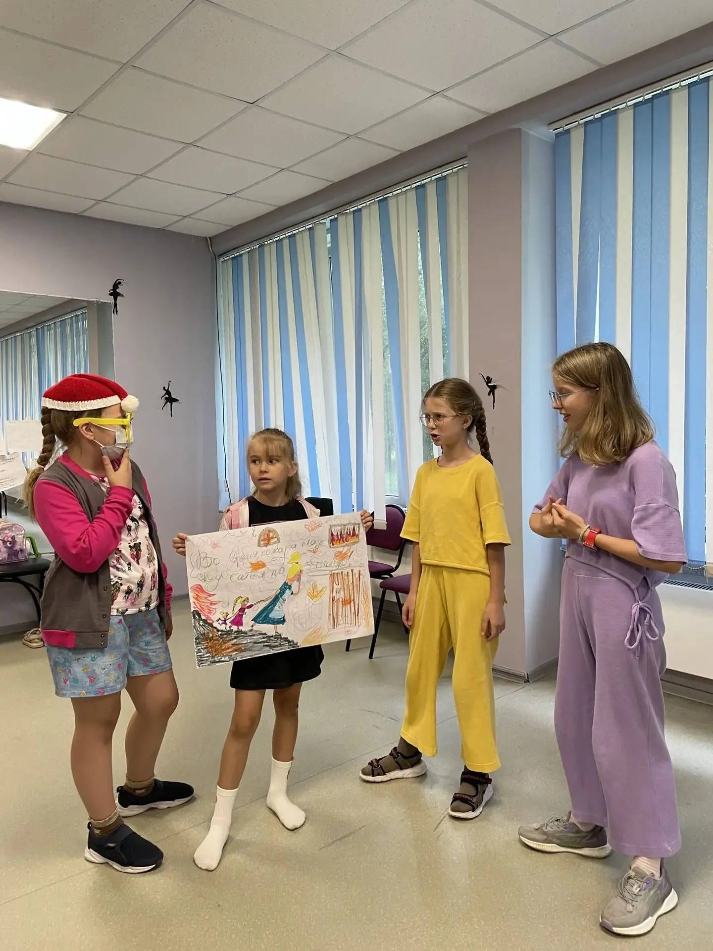 Сегодня в игровой комнате «День безопасности».  Ребята приняли участие в соревнованиях «Спасатели, в