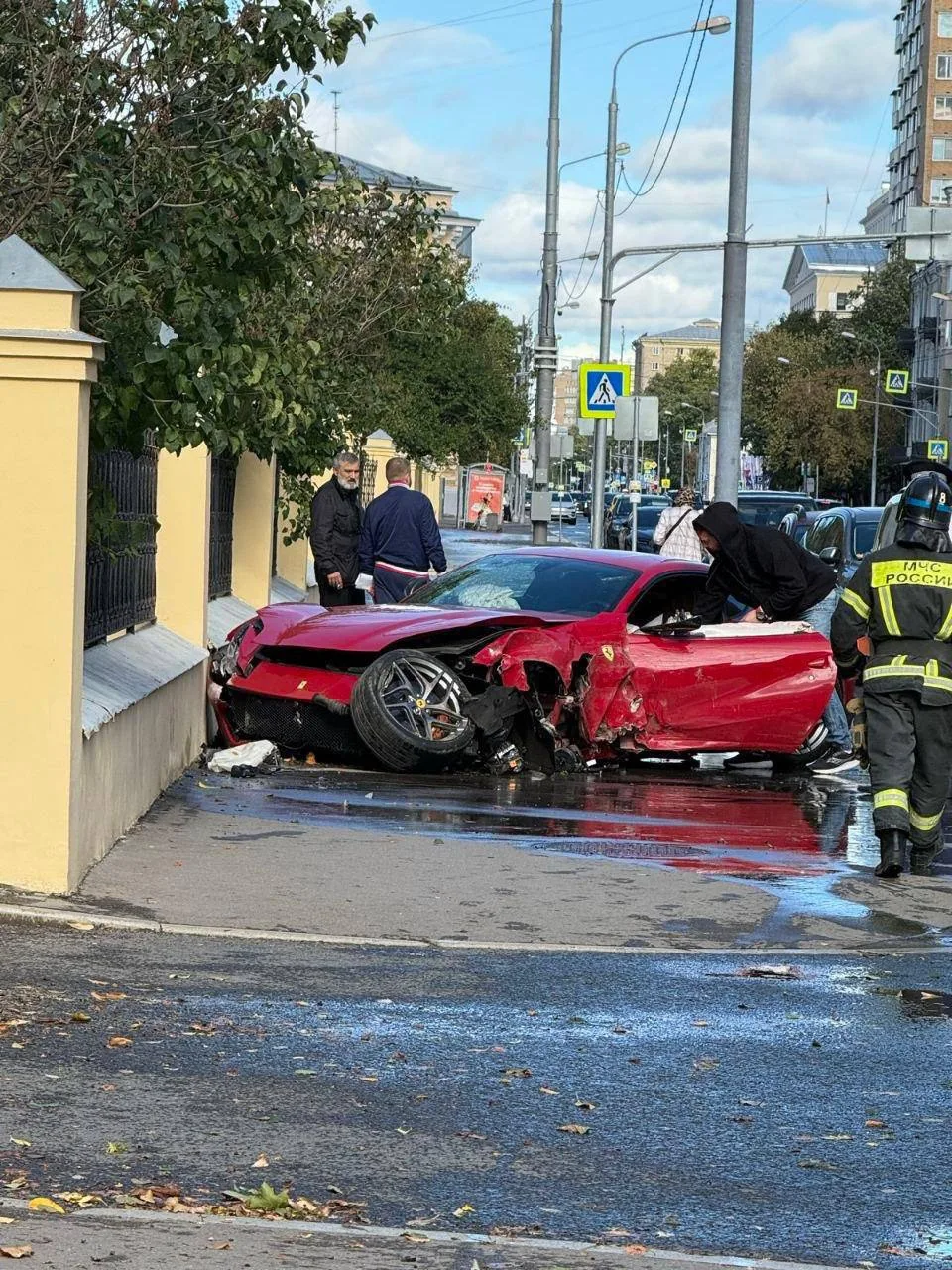 🚘 Феррари врезалась в забор на Большой Пироговской