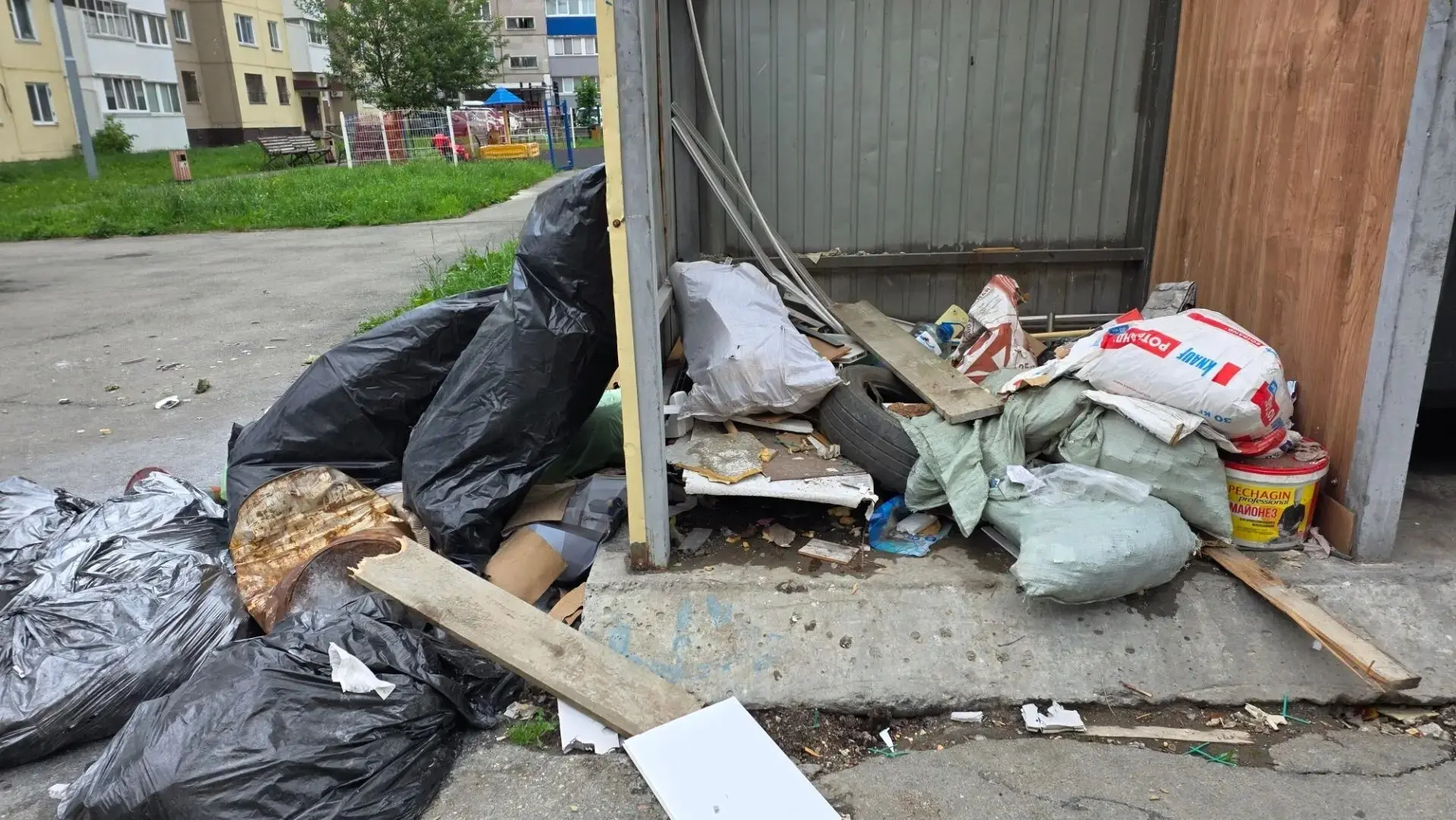 🚮Сахалинцев призывают соблюдать правила накопления отходов на контейнерных площадках

⚠️В настоящее