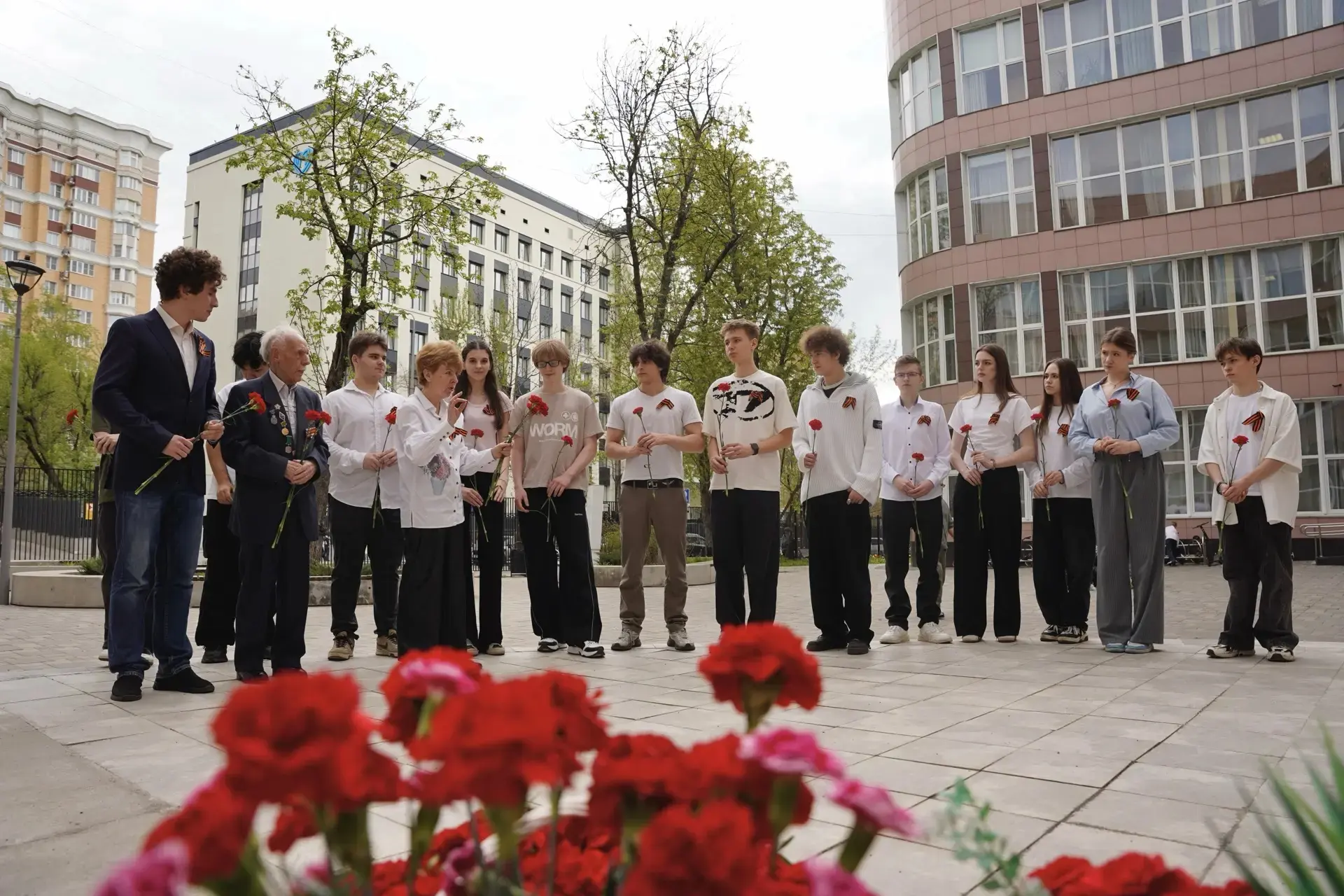 🌺 Патриотическая акция «Красные гвоздики»  Сегодня у Мемориальной доски, хранящей память о событиях 