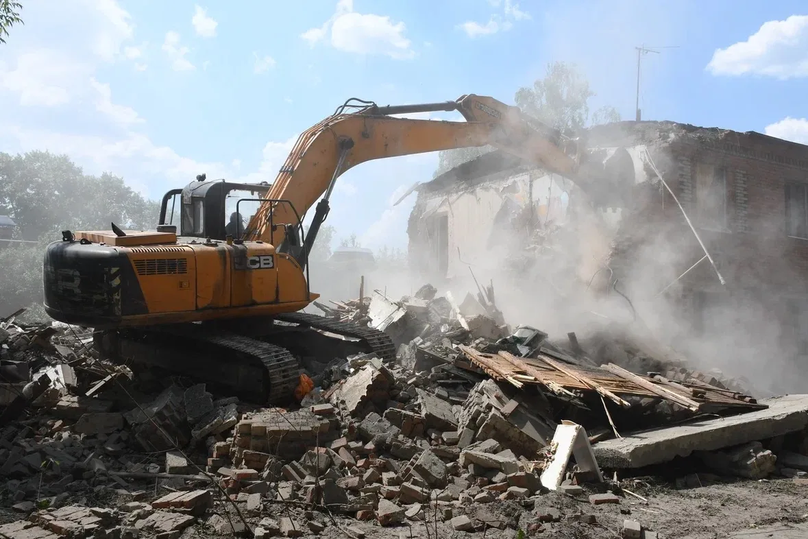 🏚️ Сегодня приступили к сносу аварийного дома на ул. Чапаева, 6