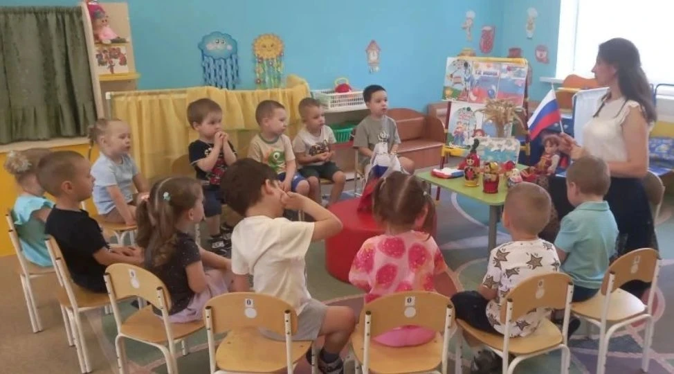 🇷🇺 ДЕНЬ  РОССИИ В 1 МЛАДШЕЙ ГРУППЕ

Сегодня малыши впервые знакомились с главным праздником страны