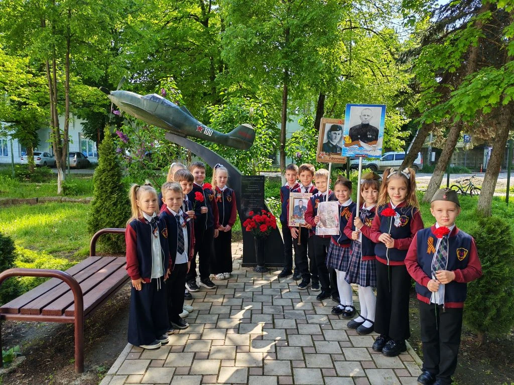 📸 Сегодня для наших первоклассников прошла торжественная линейка, посвящённая Дню Победы и памяти ге