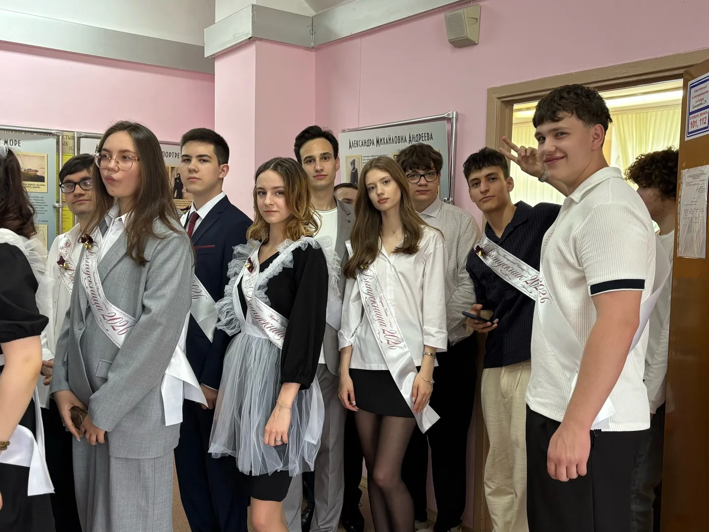 Тёплые моменты большой школьной семьи❣️  🎊Вчера в корпусе «Бунин» для 11 «А» класса прошёл «Живой ко