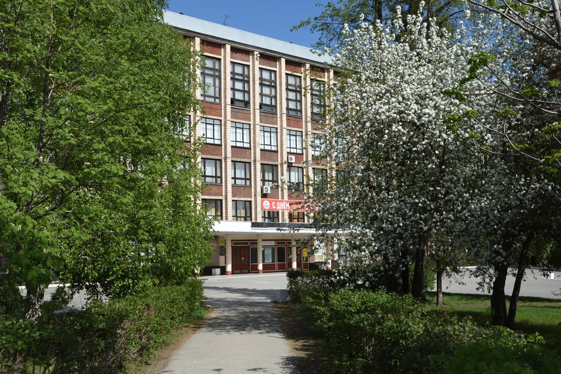 А за окном май 🌸  Красота вокруг, солнце, зелень — даже дорога до главного корпуса теперь радует. Вд