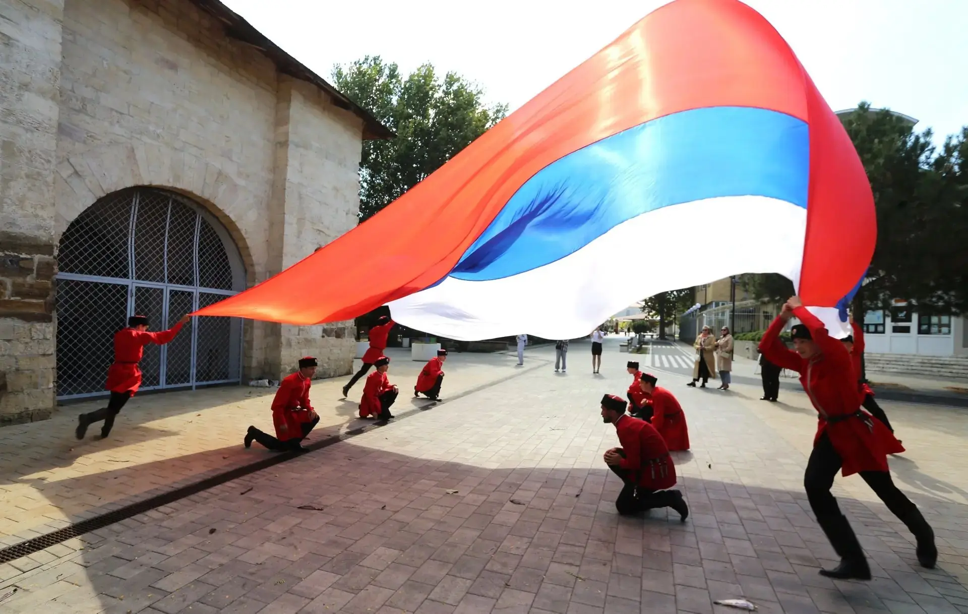 У Русских ворот развернули российский флаг