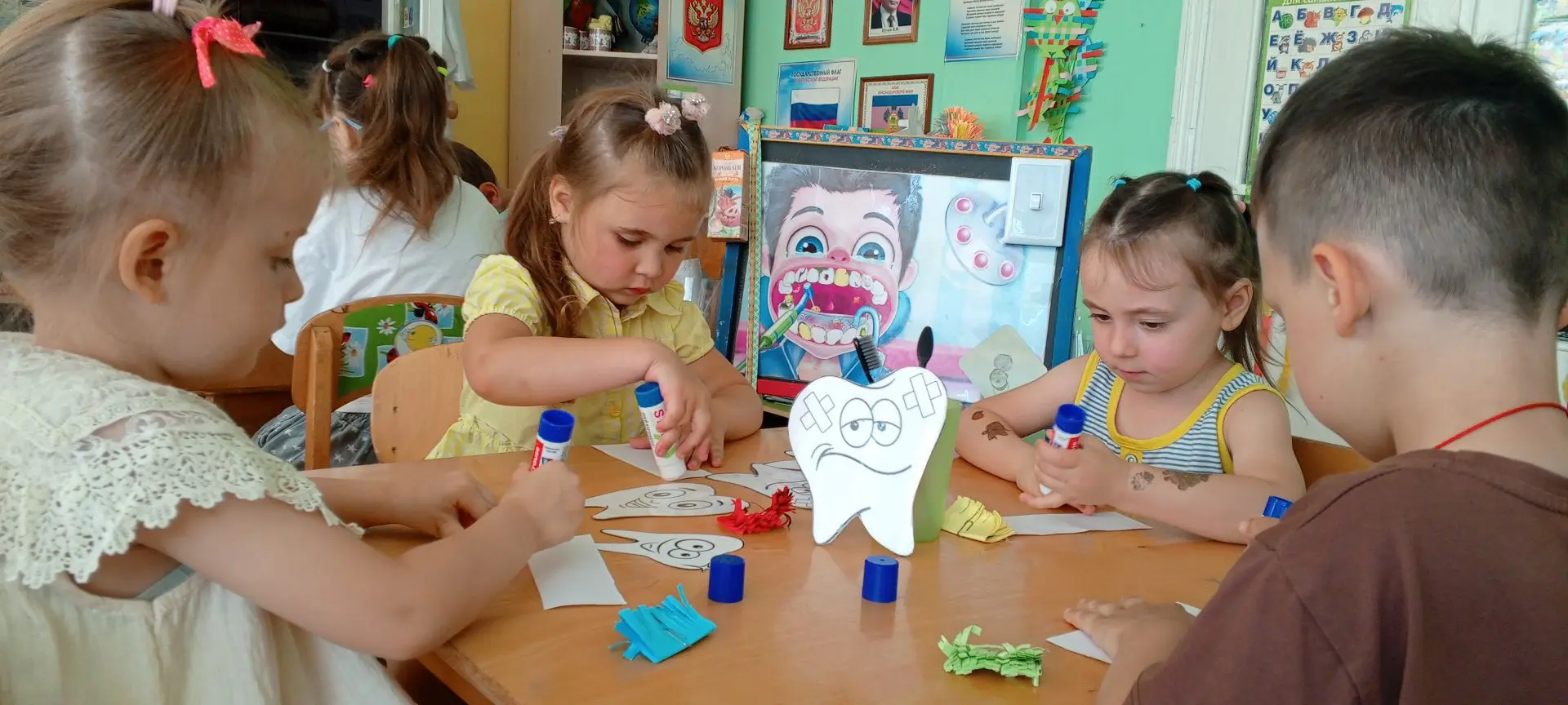 🎉 Сегодня, 26 июня, — День рождения зубной щётки 🪥! 
Ребята вспомнили, как правильно чистить зубы,