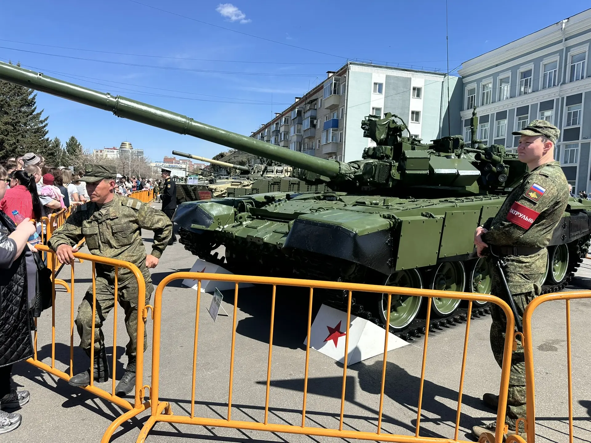 С Праздником Великой Победы! Мирного неба над головой!